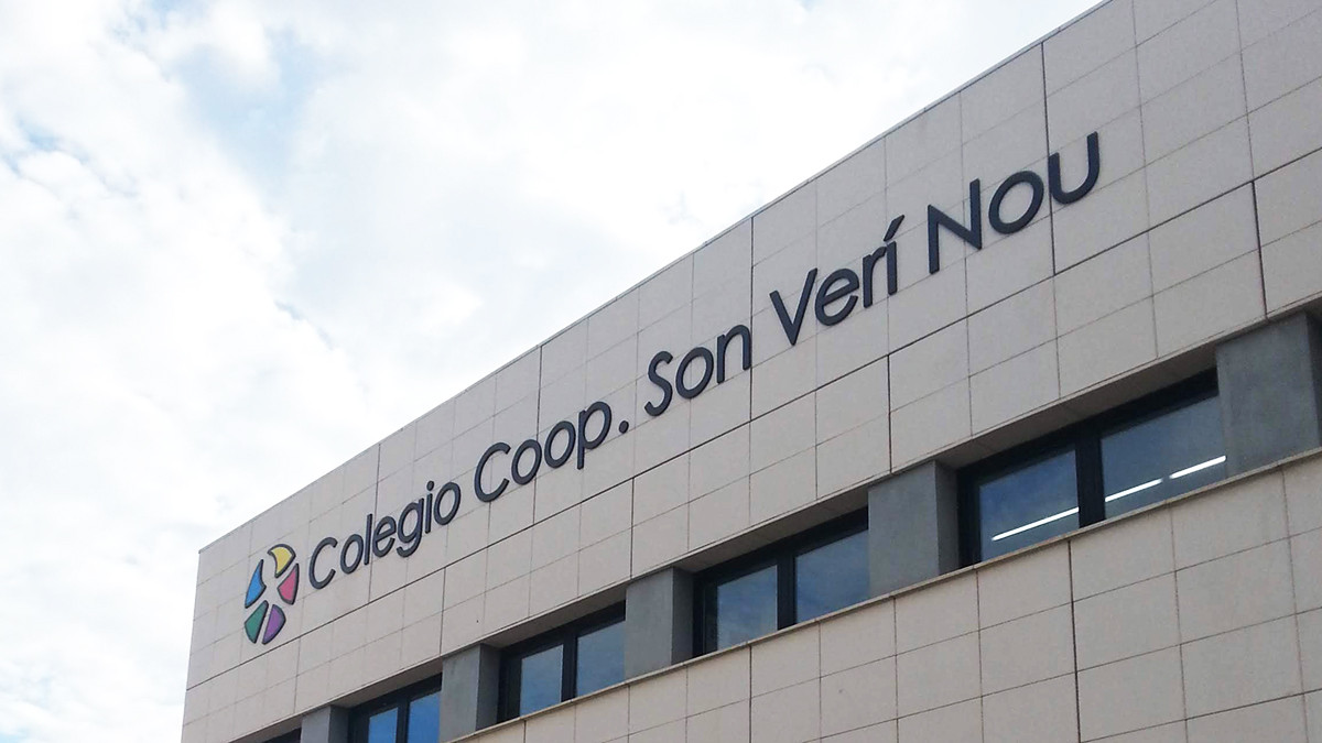 Lettres découpées en PVC coloré
