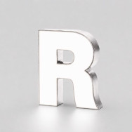 Lettres enseignes boîtiers finition métallique avec éclairage frontale.