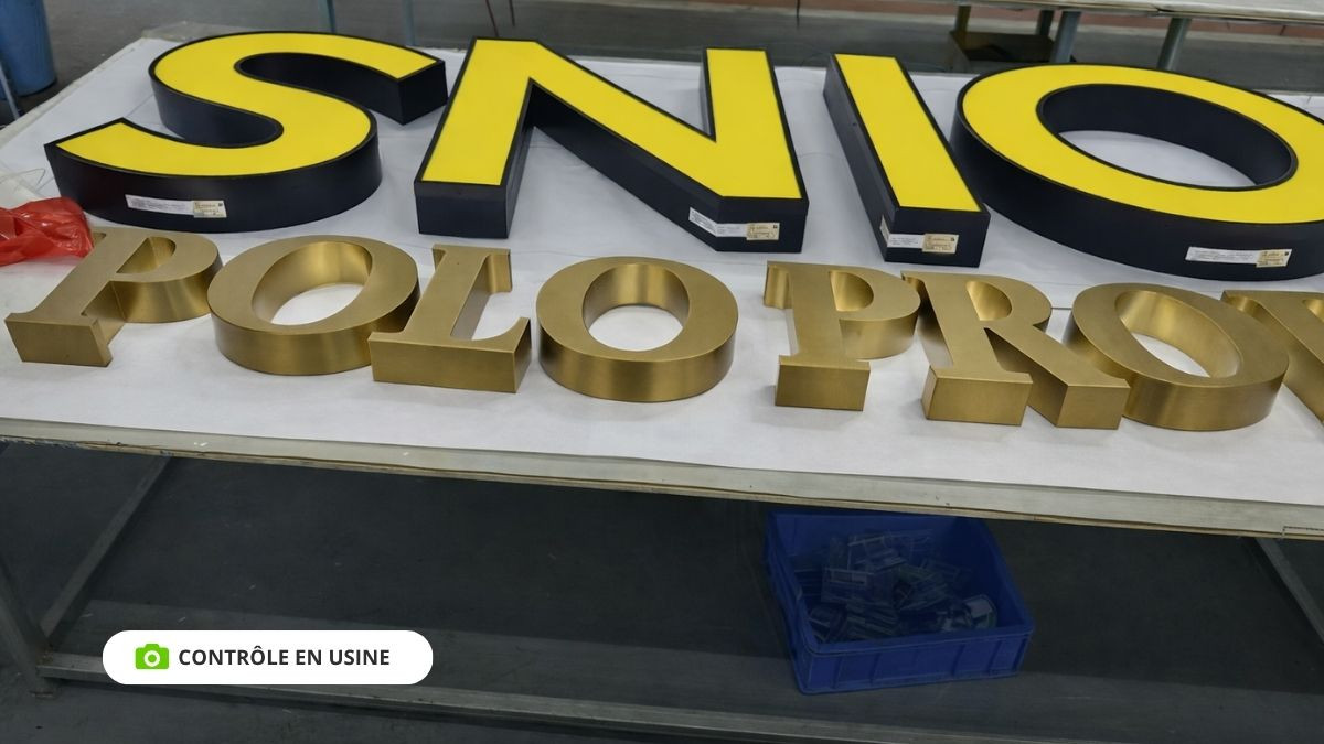 Lettres en métal brossé en lignes droites