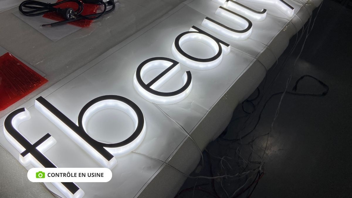 Lettres en plexiglas avec inox rétro éclairée