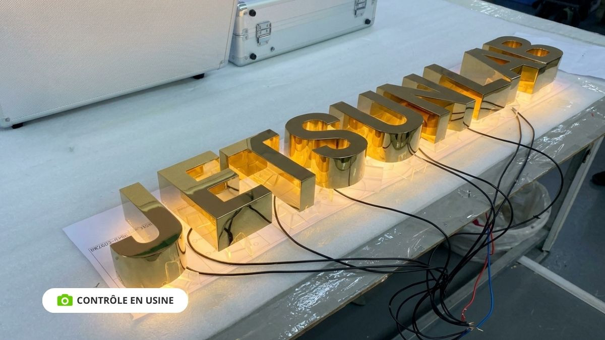 Lettres en métal avec lumière