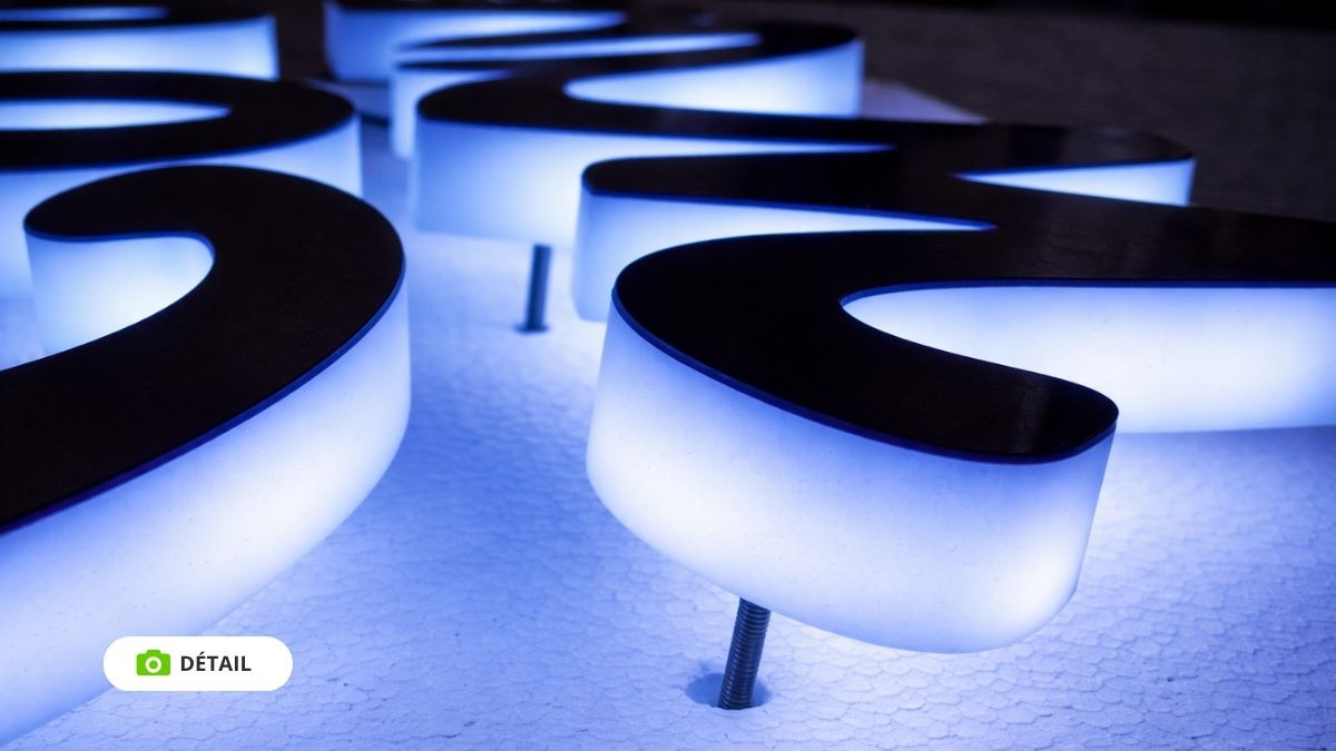 Lettres en plexiglas avec inox rétro éclairée